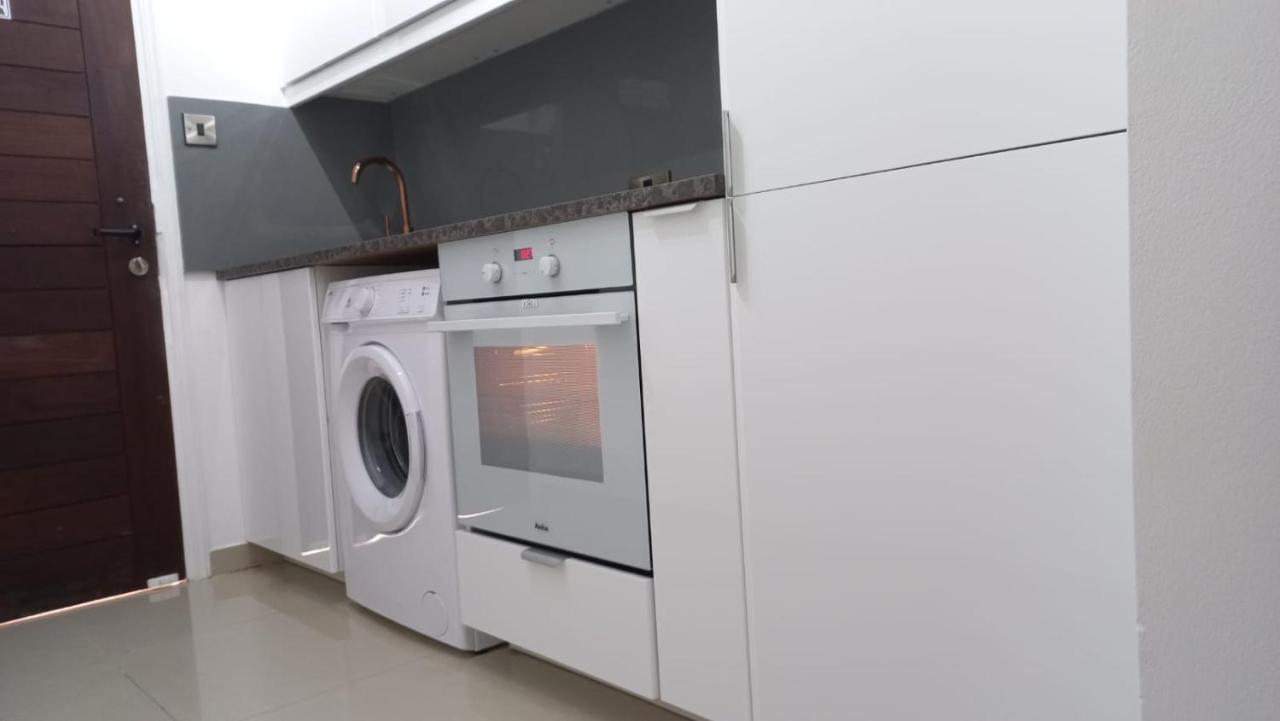 Modern Studio Apartment Armonia Court باراليمني المظهر الخارجي الصورة